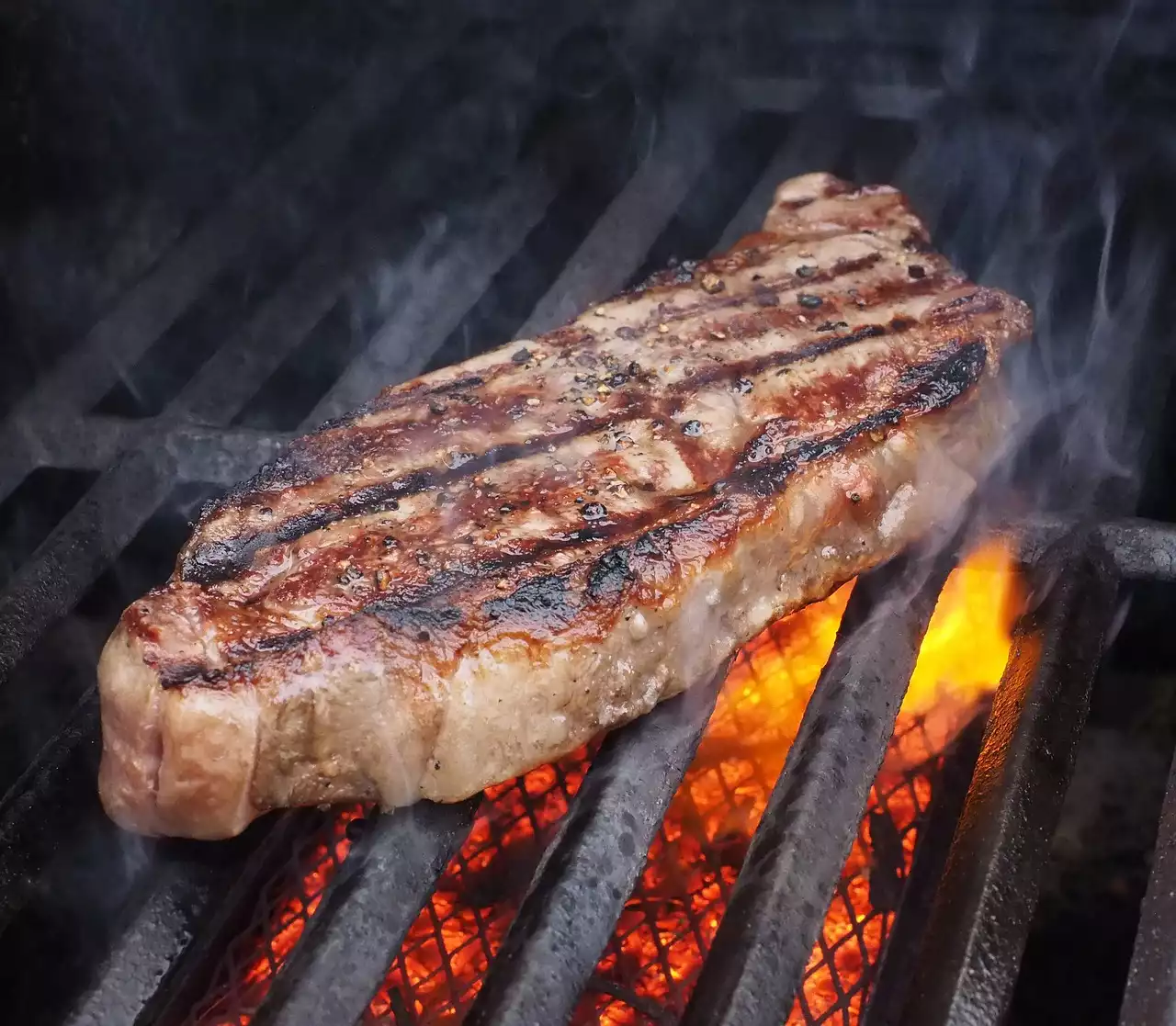 Come grigliare perfettamente la bistecca: consigli e suggerimenti per un pasto appetitoso